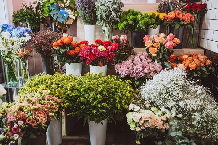 Pros and Cons of Hiring a Florist